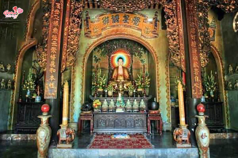 Điện thờ chùa Linh Ứng